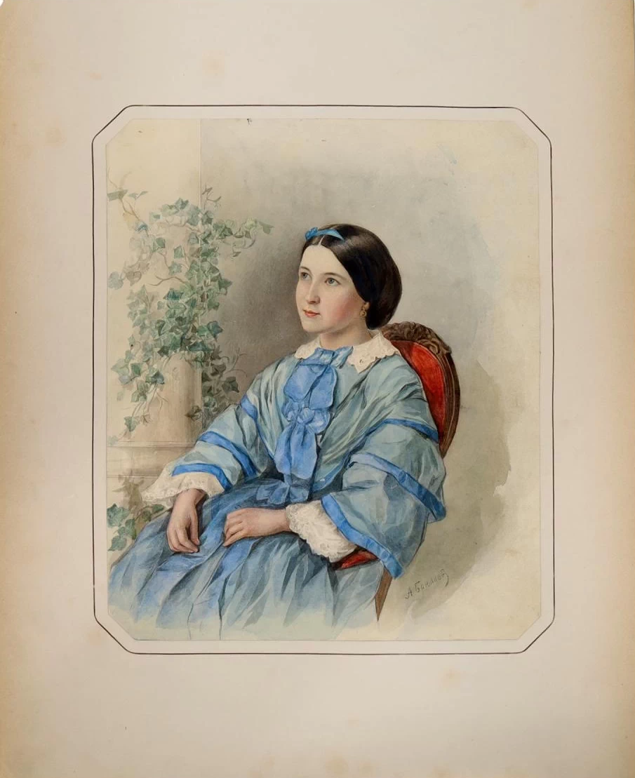Giovane donna in un vestito blu